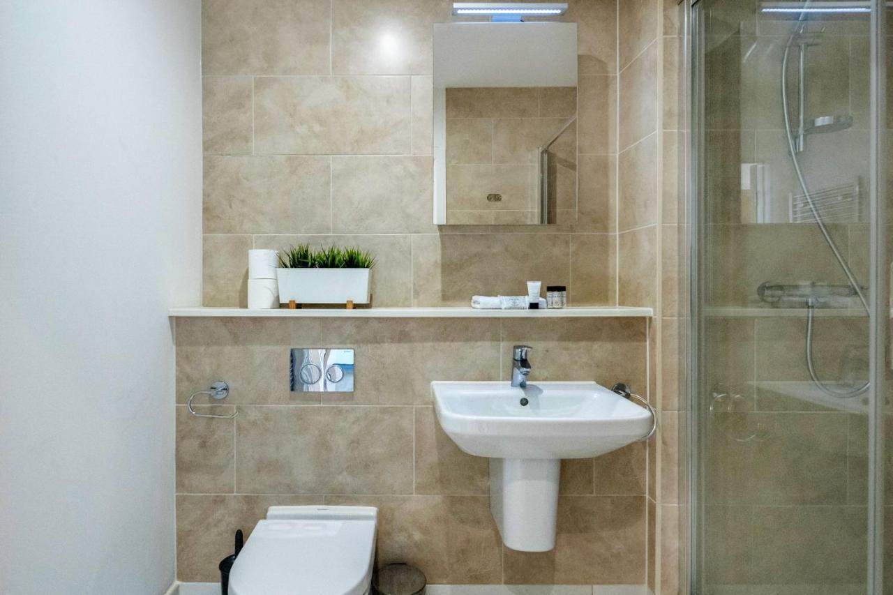 Roomspace Serviced Apartments - Swan House Leatherhead Εξωτερικό φωτογραφία